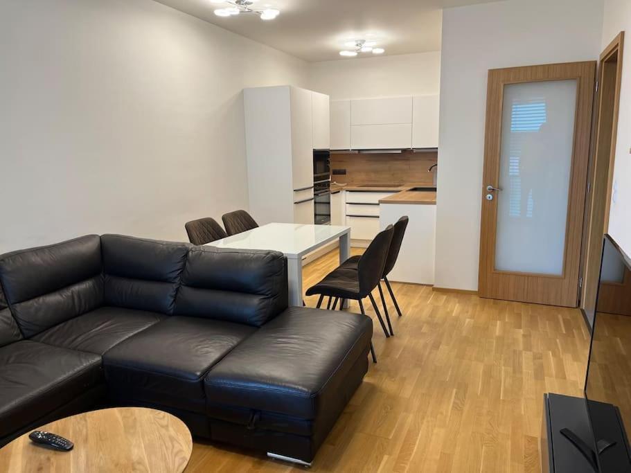 Apartman Holesovice,Balkon,Garaz Praga Exterior foto